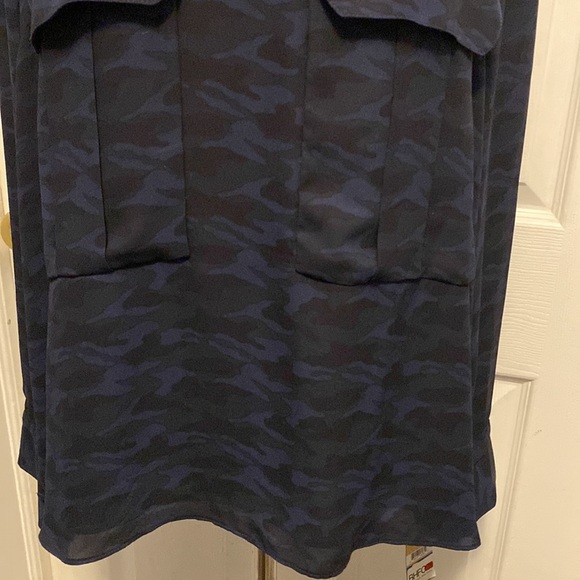 Rachel Roy Women’s V-Neck Navy Blue Camo Print Blouse sz XL NWOT - Picture 3 of 9